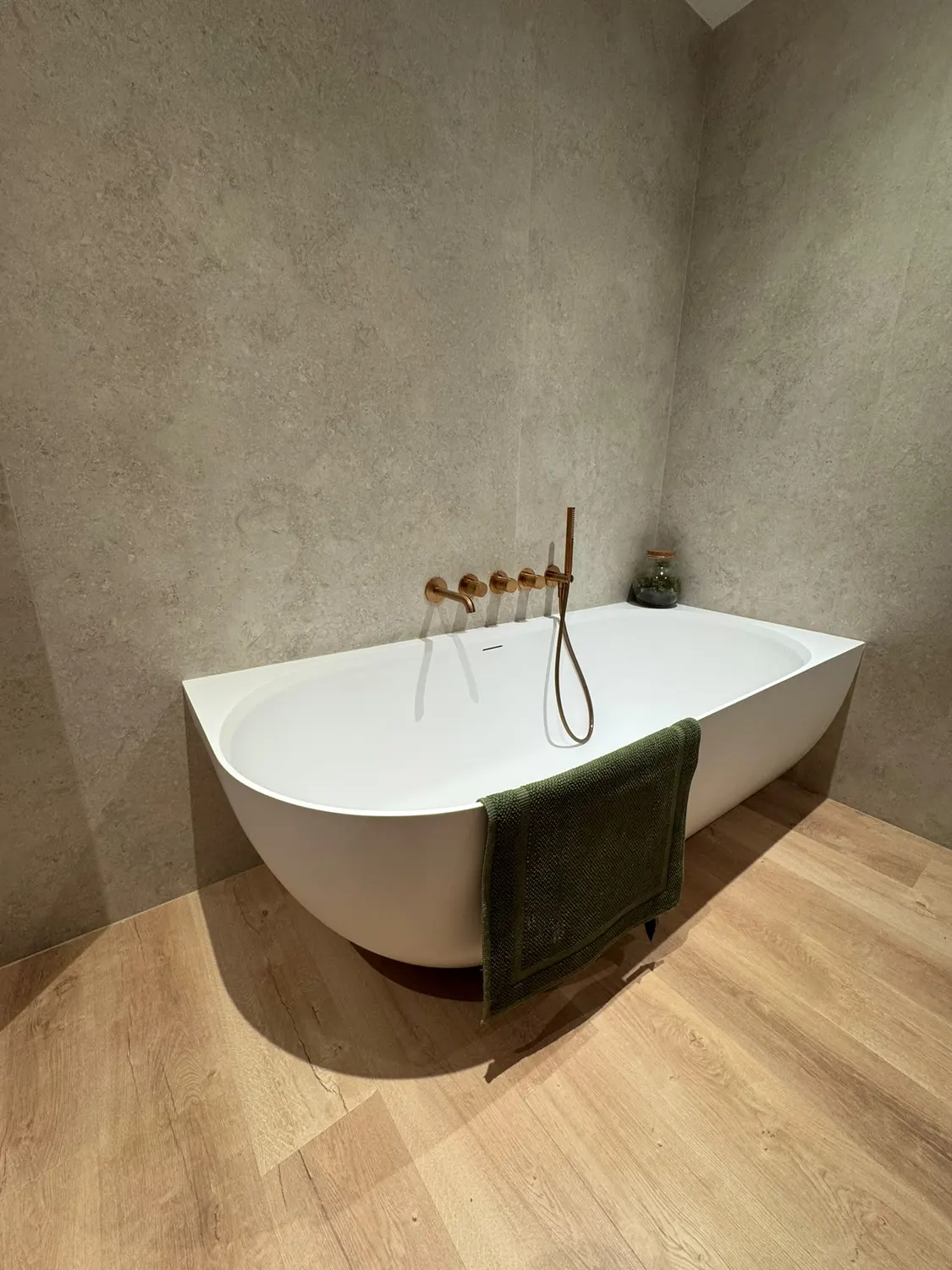 Baignoire îlot et robinetterie cuivre dans une salle de bain design