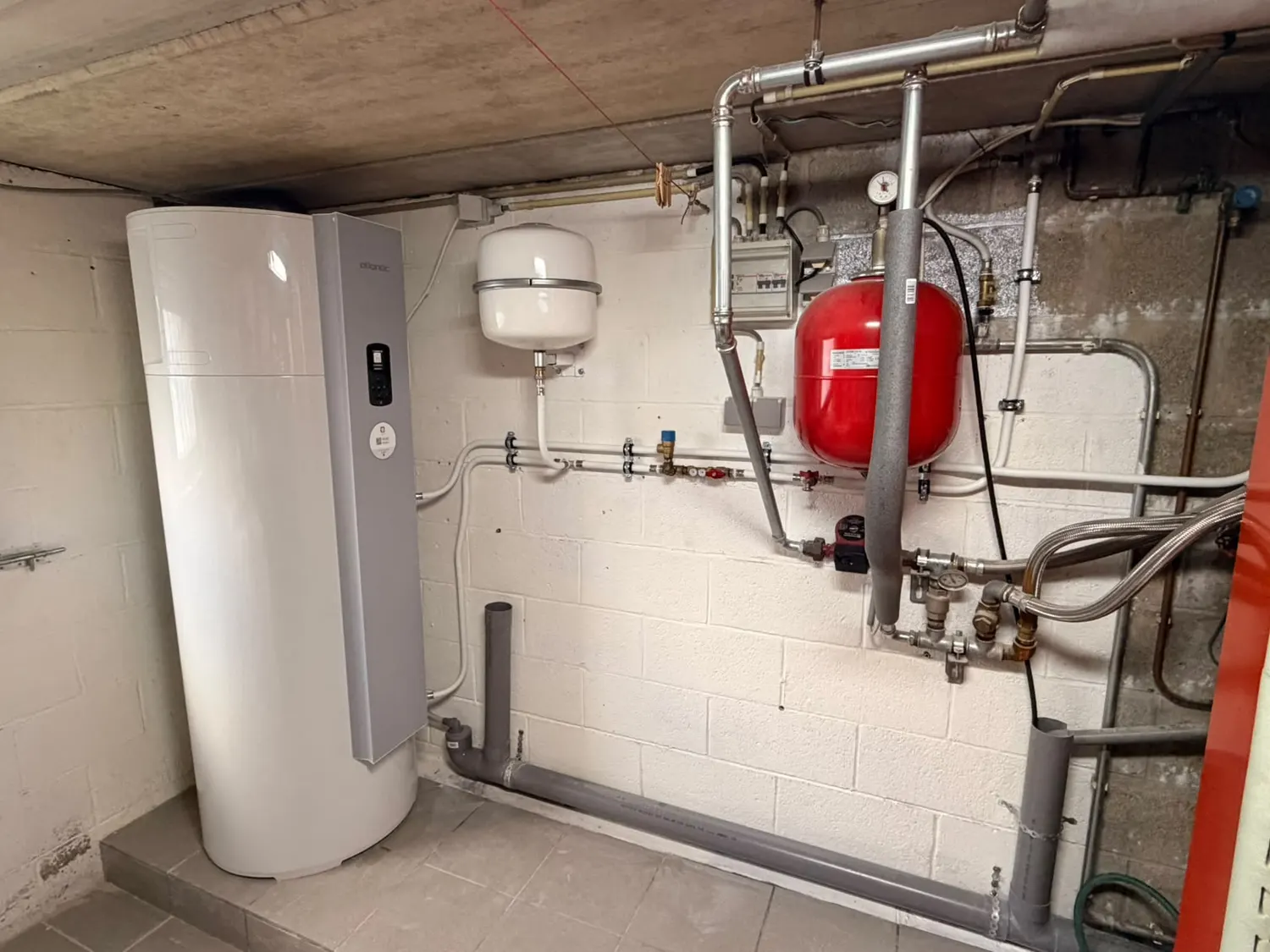 Boiler thermodynamique Atlantic Explorer V5 200 L installé dans un local technique avec vase d'expansion, tuyauterie et évacuations