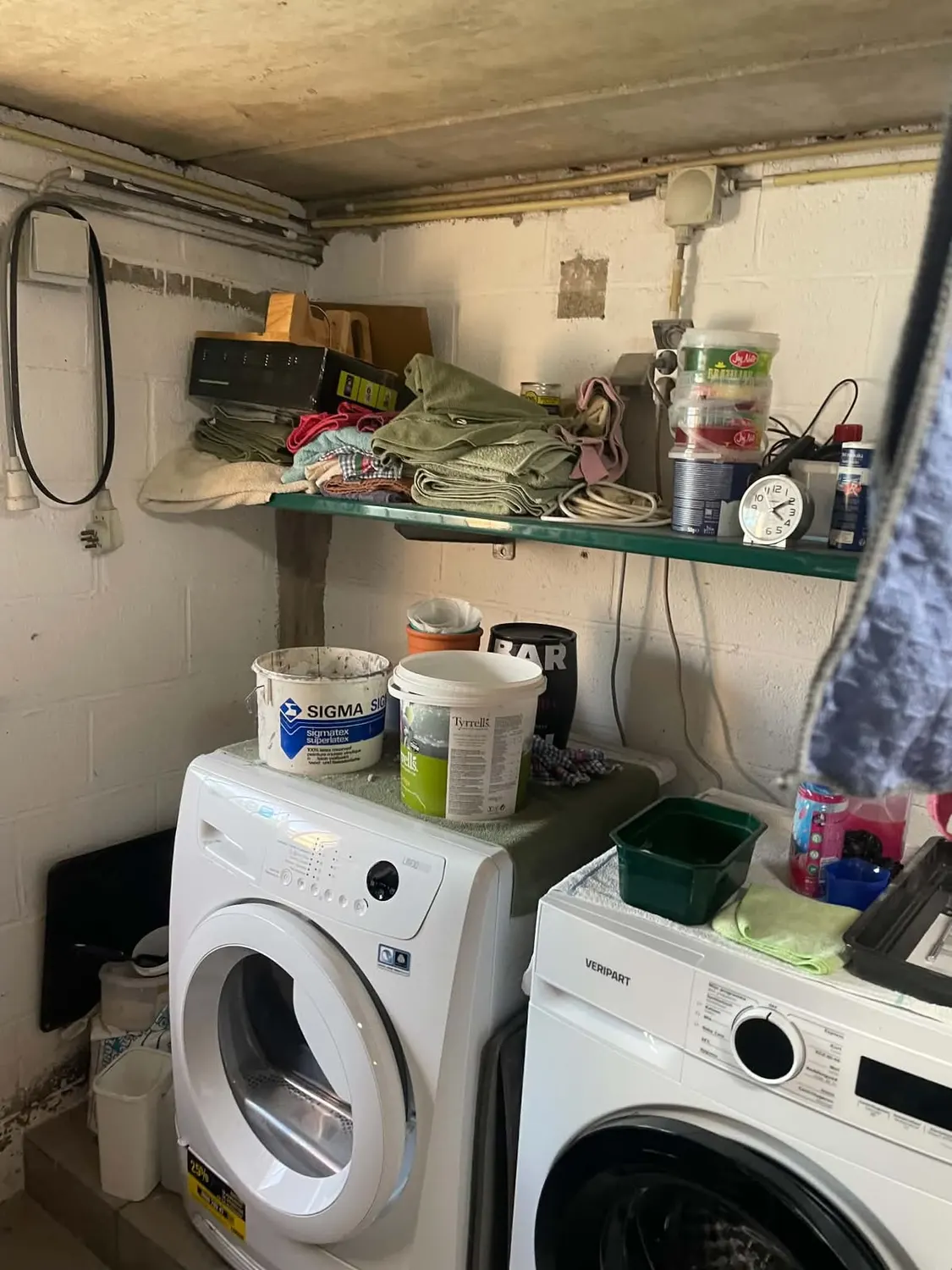 Buanderie avant l'installation du boiler thermodynamique : étagère, lave-linge et sèche-linge