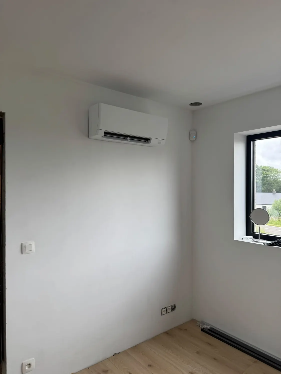 Unité intérieure de climatisation murale installée dans une pièce de vie