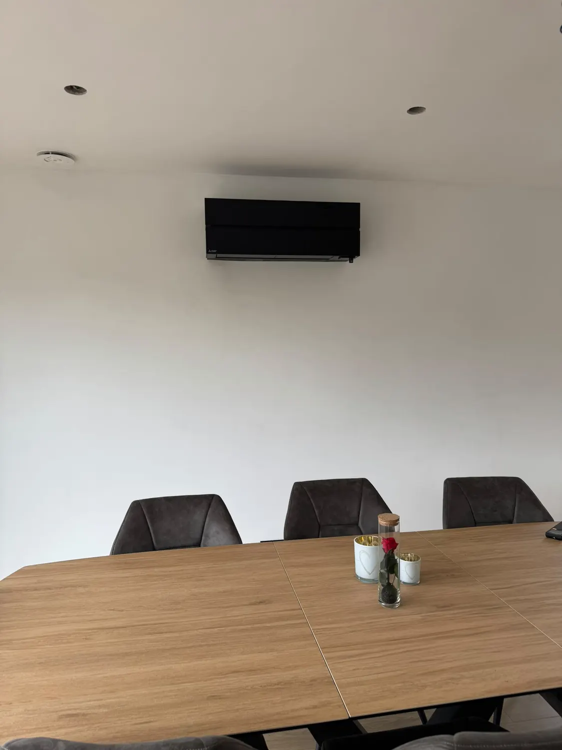 Unités intérieures de climatisation préparées avant installation par ABL Chauffage