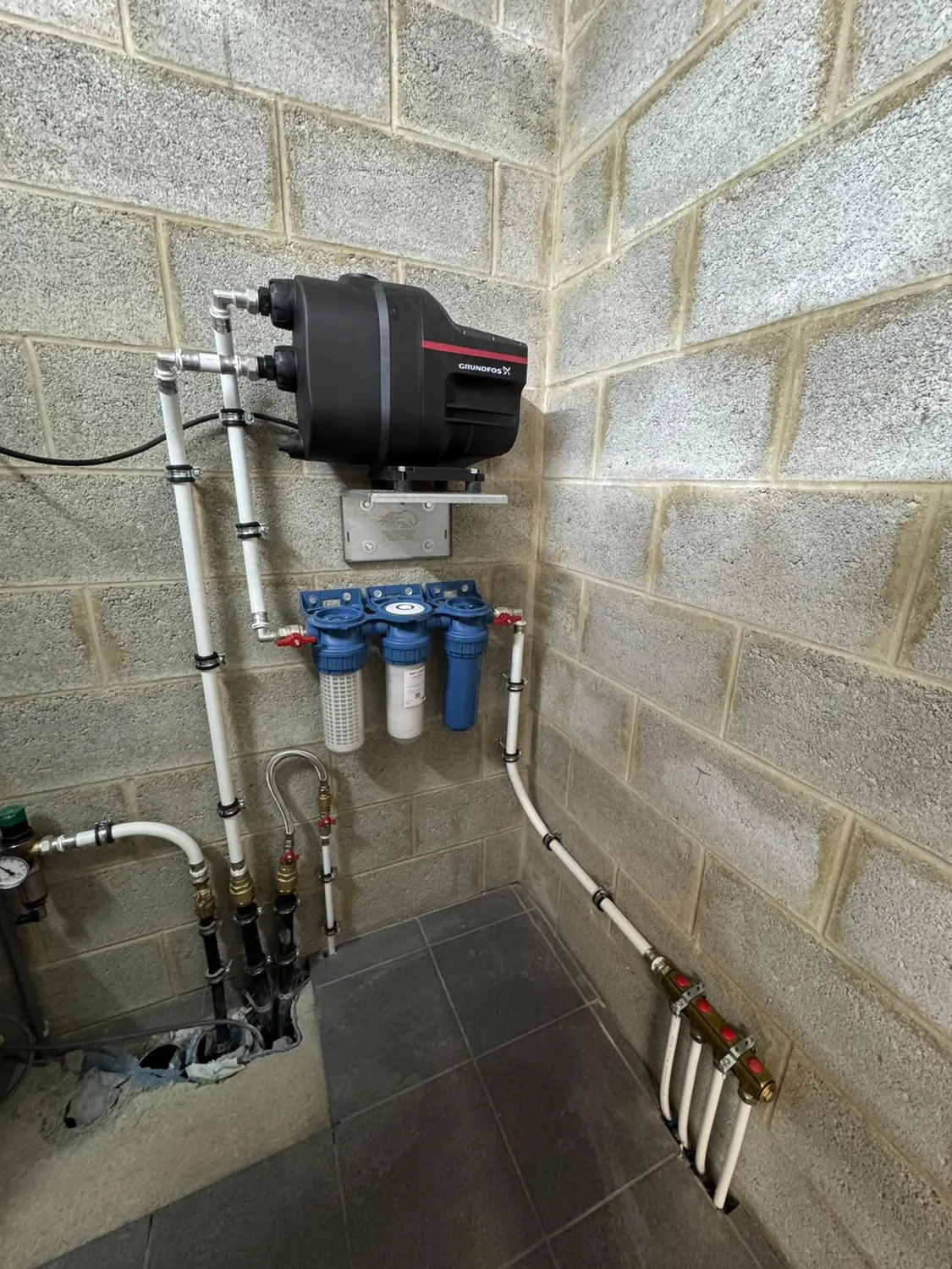 Collecteur de plomberie et filtration sur l'installation d'eau