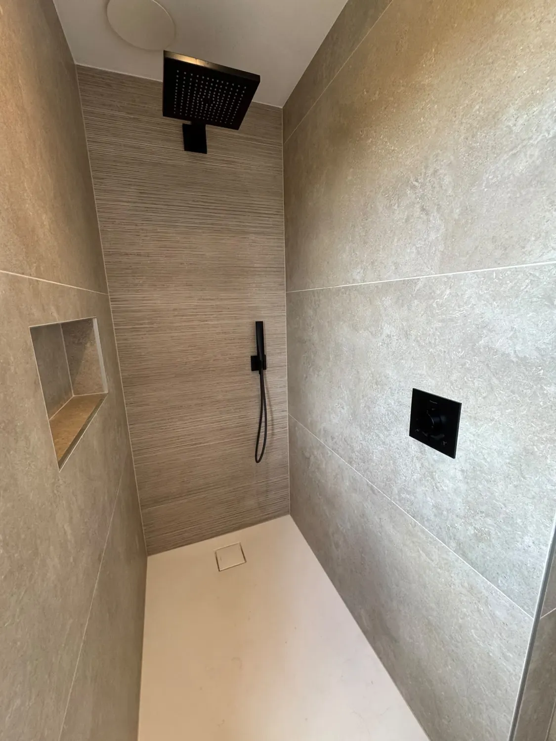 Douche à l'italienne avec paroi effet bois, niche et robinetterie noire