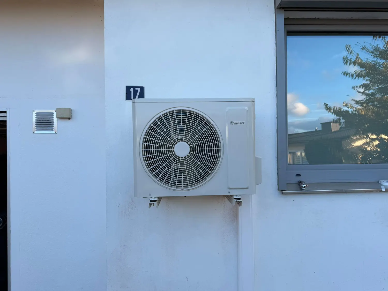 Unité extérieure Vaillant Climavair Pro fixée au mur de la façade, avant la pose du cache