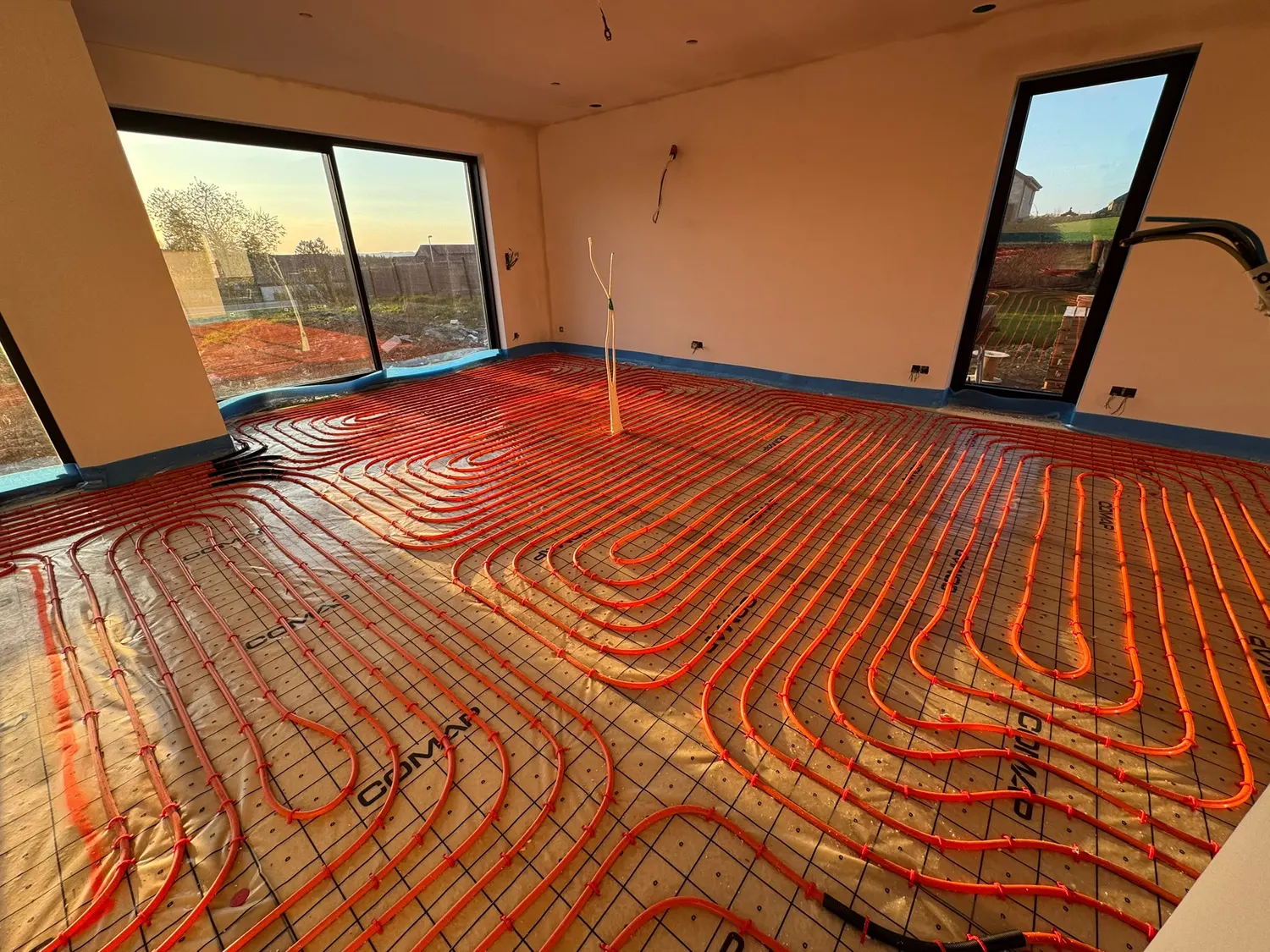 Plancher chauffant installé dans une pièce en construction